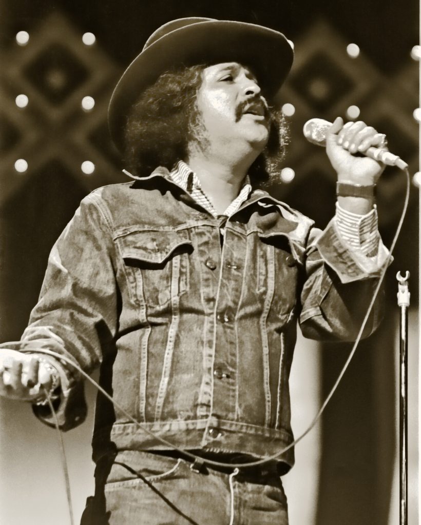Freddy_Fender_singing_in_1977 - Wikimedia Commons