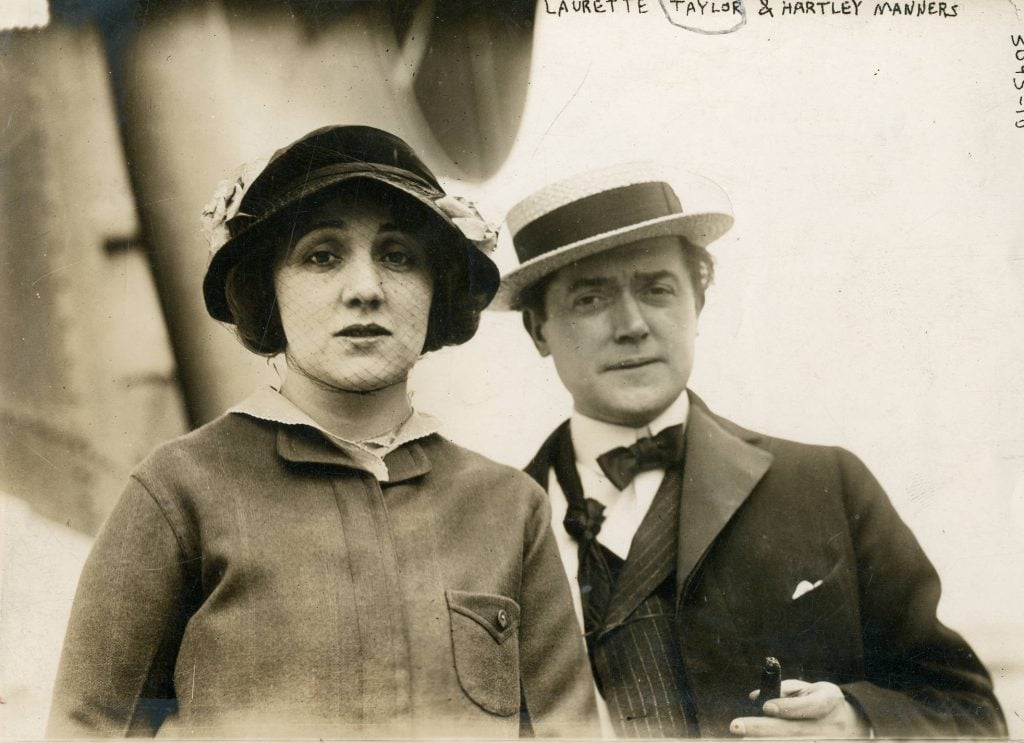 Laurette_Taylor,_stage_actress_with_her_husband,_Hartley_Manners_(SAYRE_9561)