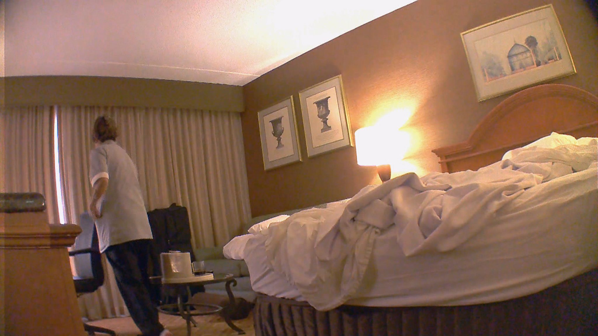 Негр трахает подругу на кровати не подозревая о скрытой камере