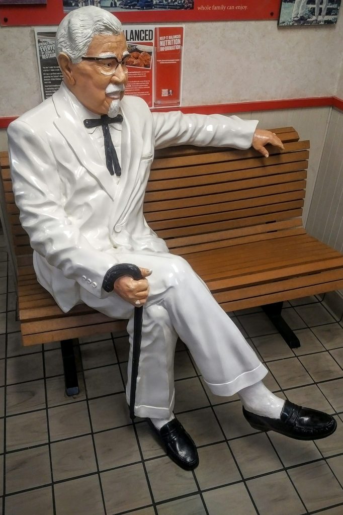Colonel_Sanders_statue_sitting_on_bench