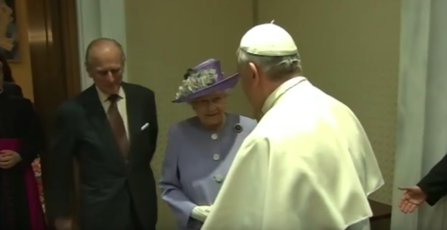 queen elizabeth pope francis exchanging gifts