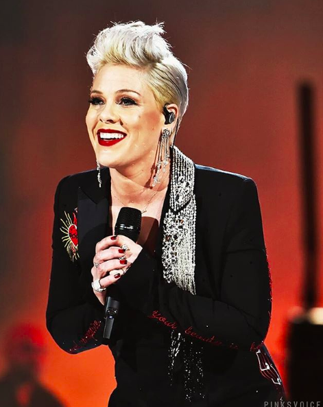 Pink Pays Tribute To Dolly Parton With R