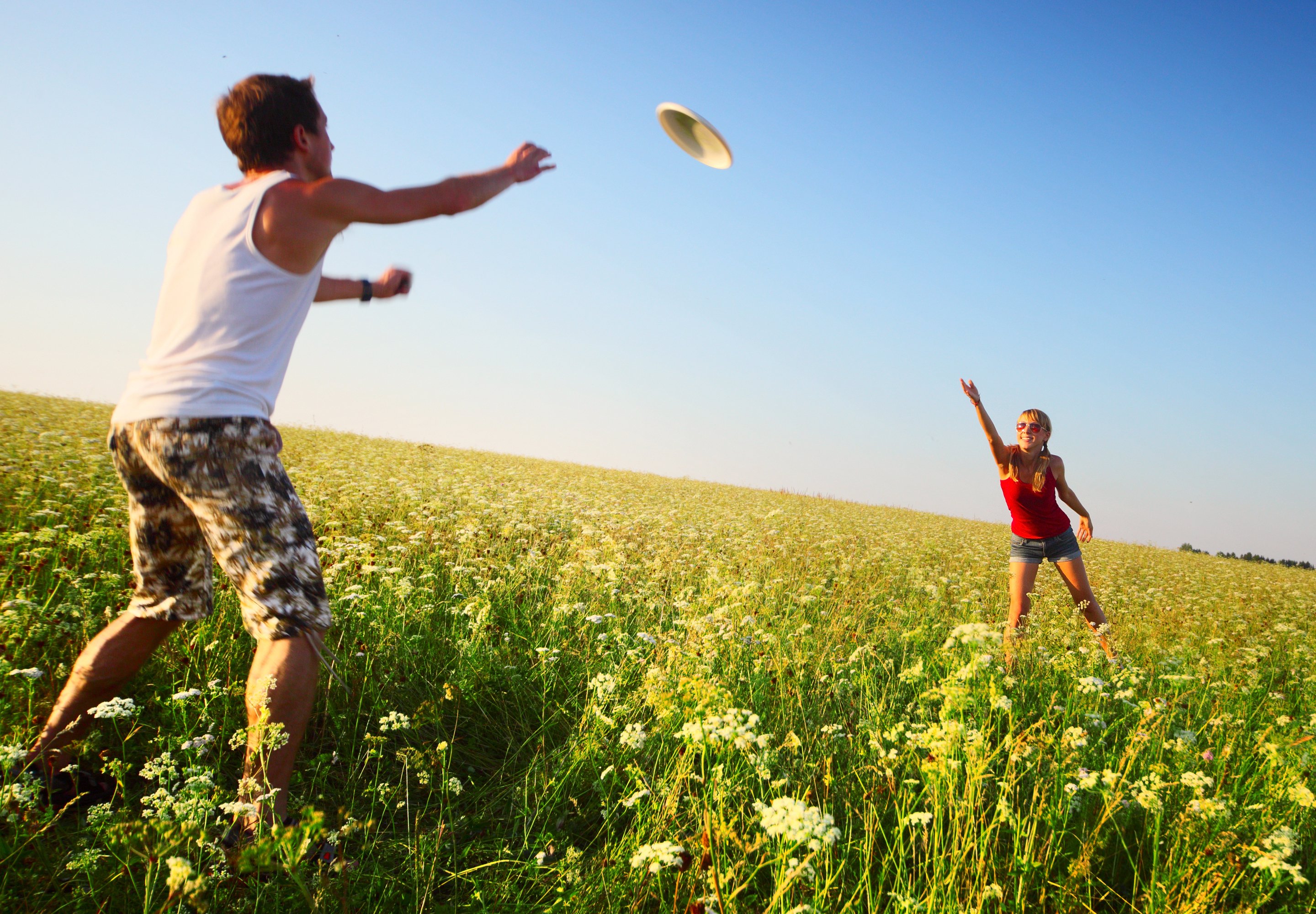 couple playing frisbee