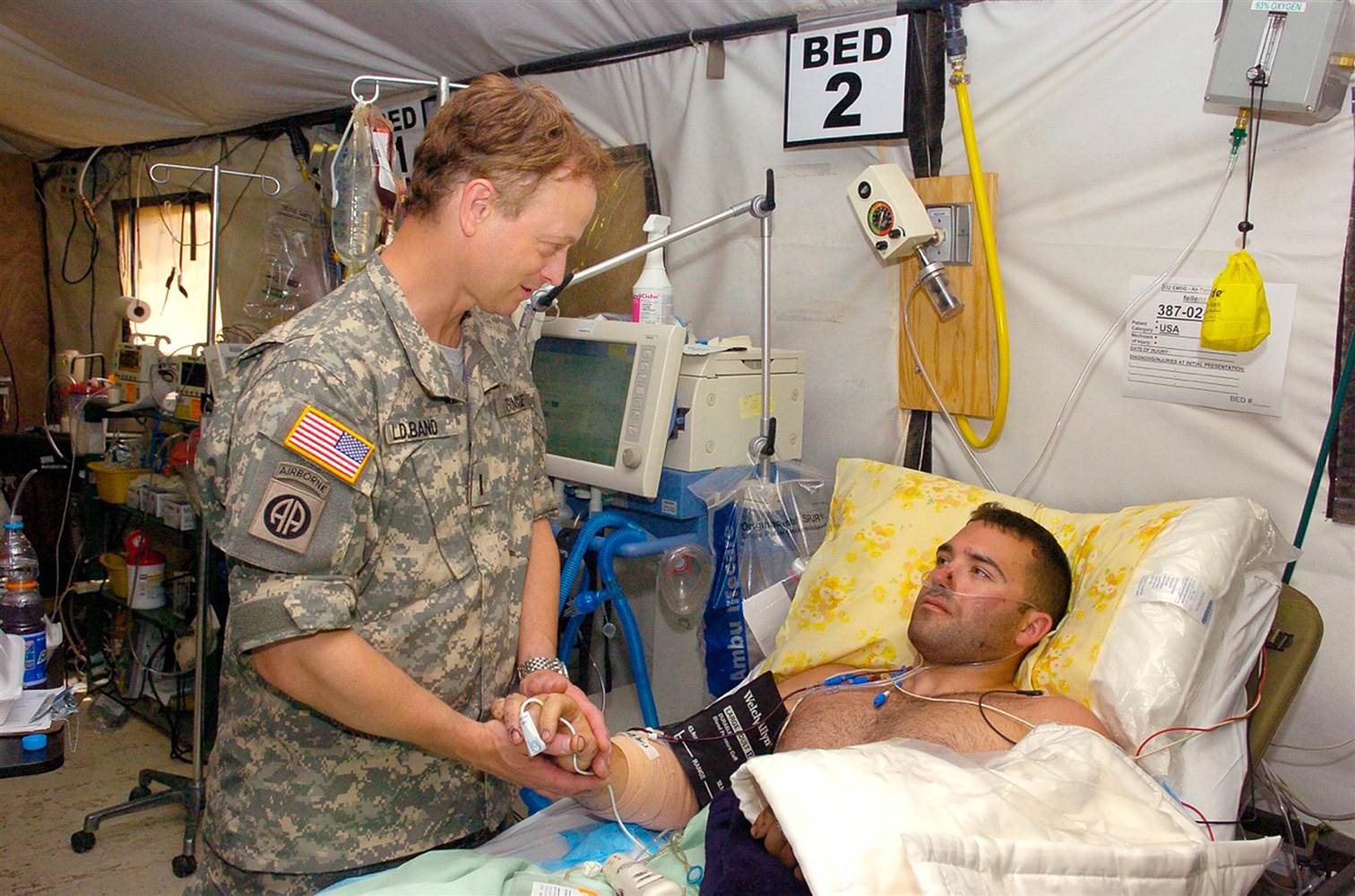 gary sinise with wounded soldier