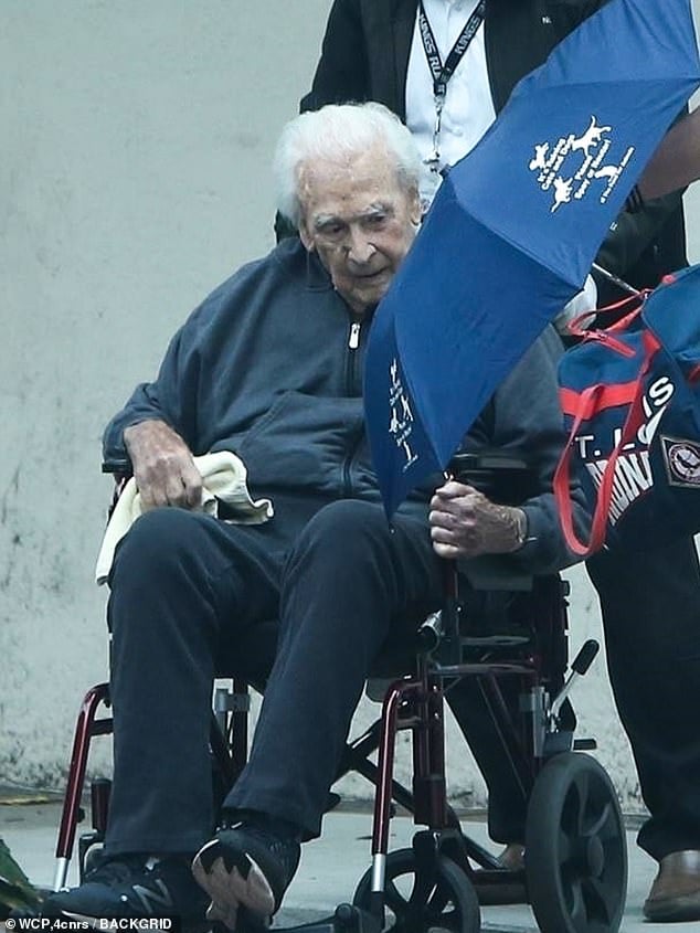 Bob Barker returns home from hospital after fall
