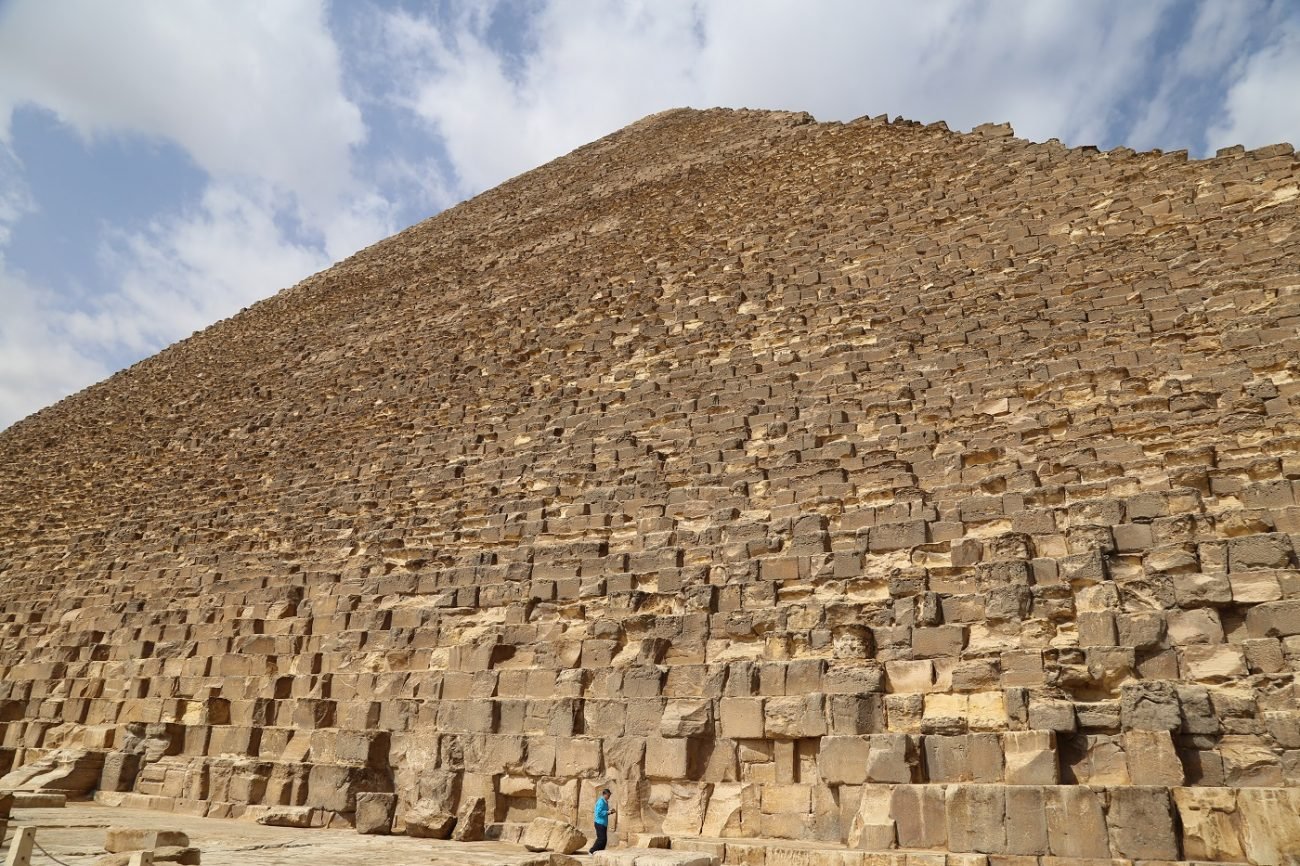 6-images-that-show-how-massive-the-great-pyramid-of-giza-really-is