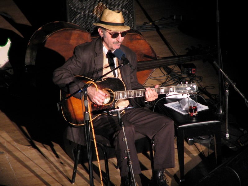 Leon Redbone performing in 2007