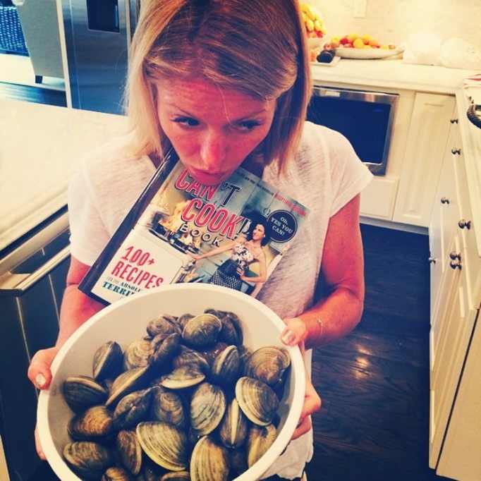 Kelly Ripa with a bowl of clams