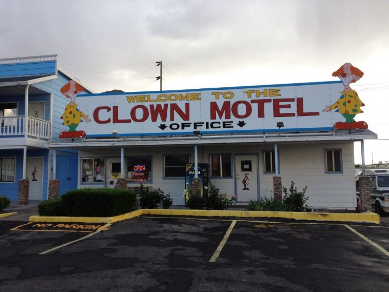 Would You Spend A Night In America S Scariest Clown Motel