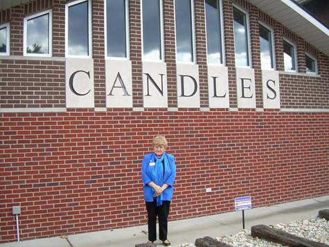 Eva Kor posing in front of her CANDLES holocaust museum