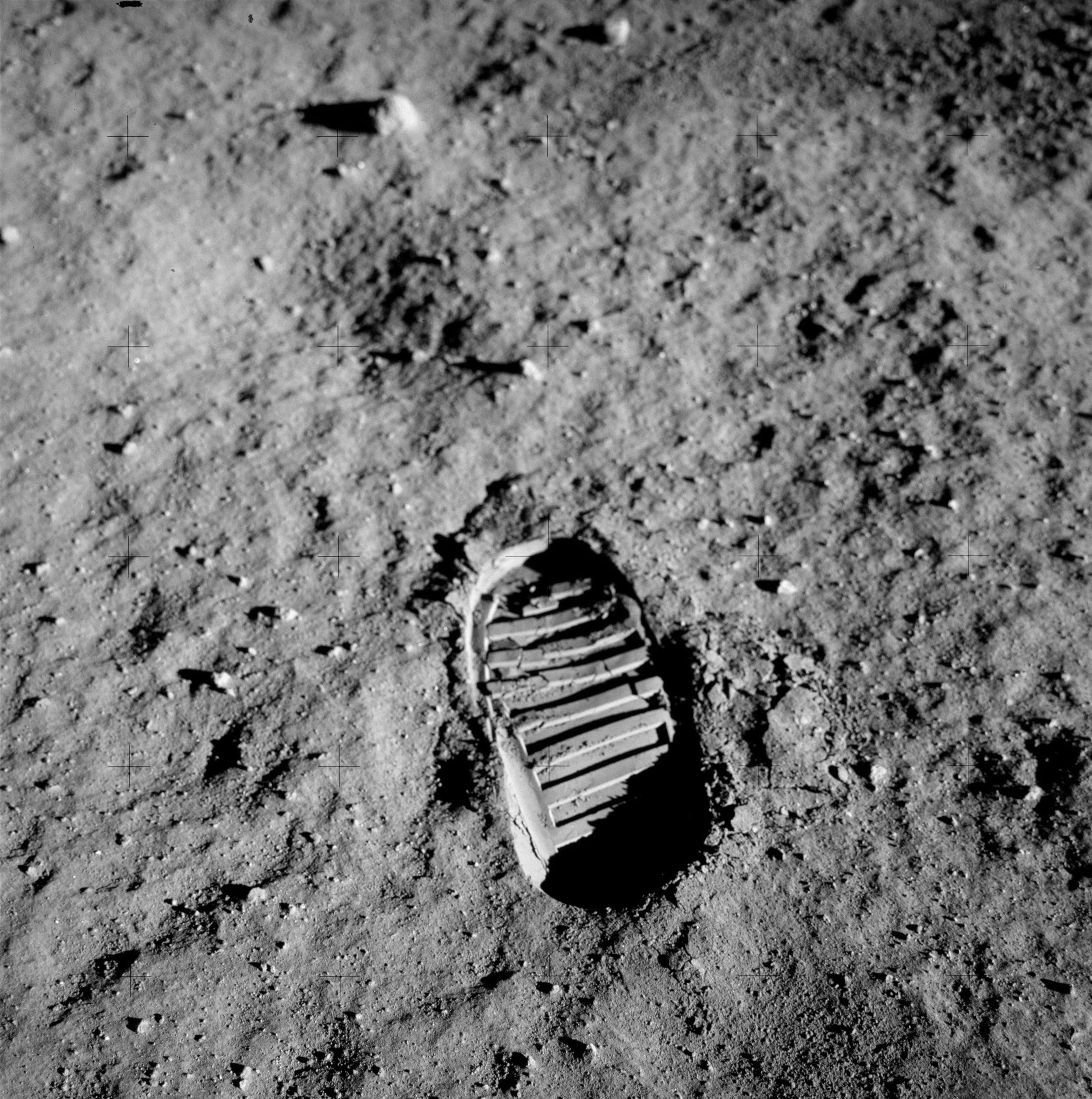 buzz aldrin footprint moon apollo 11