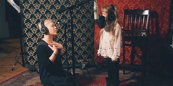 pink and daughter willow singing together