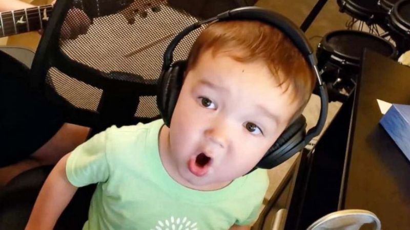 2 year old boy sings elvis perfectly