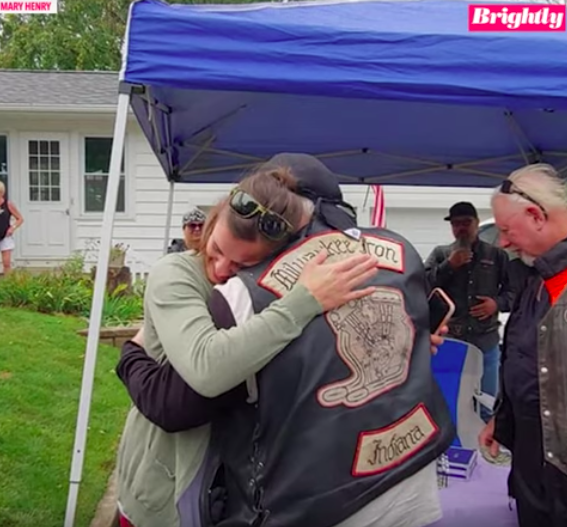 30 Bikers Line Up At Girl's Lemonade Stand After Mom Helps Injured Riders In Crash
