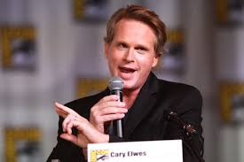 Cary Elwes speaks at Comic Con. 