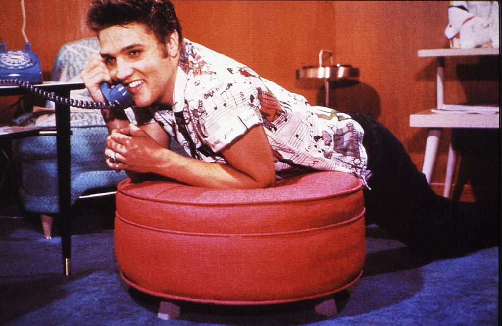 Photo of Elvis PRESLEY posed on the phone