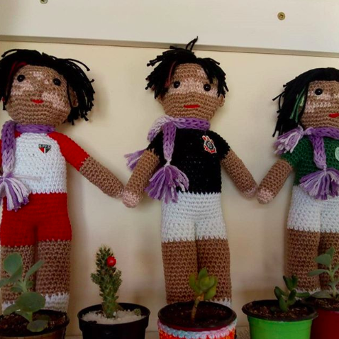 grandfather knits dolls with vitiligo