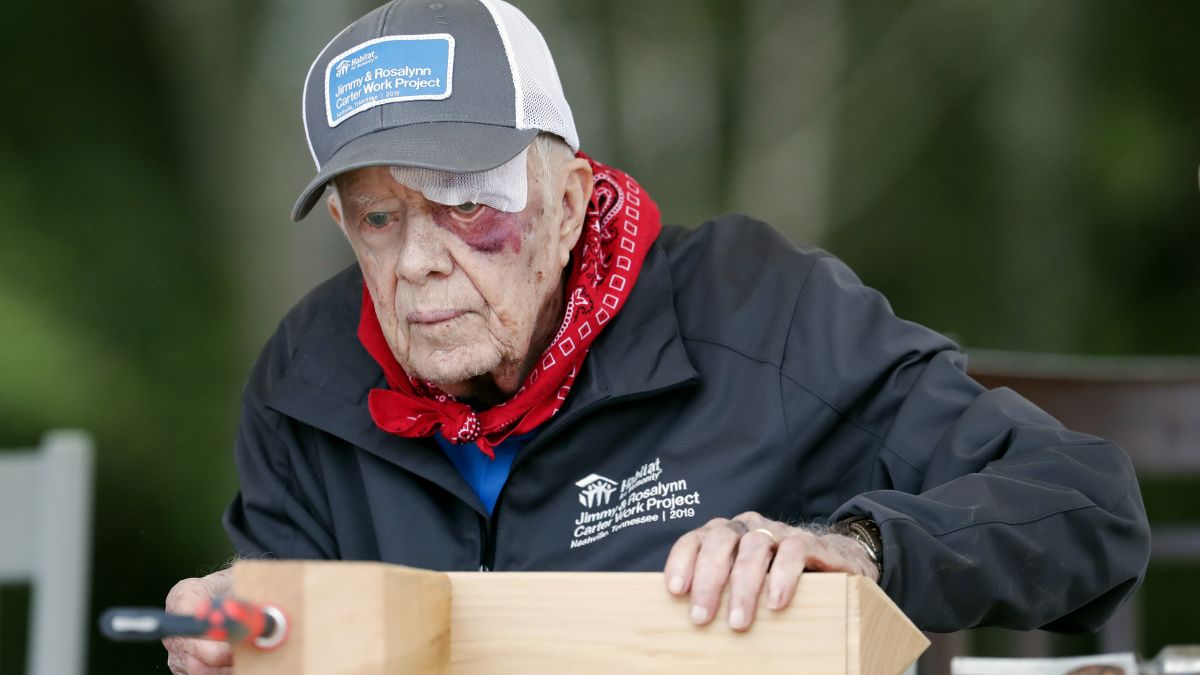 jimmy carter builds homes with black eye