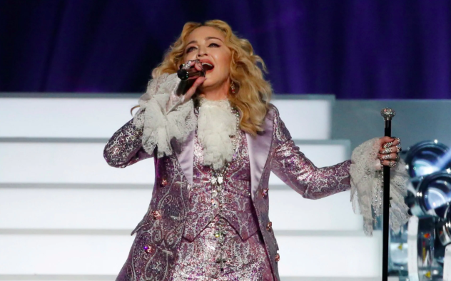 fan suing madonna because she arrives to shows late