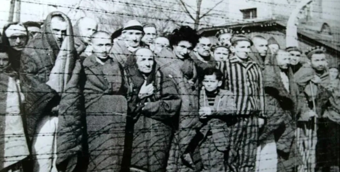 Auschwitz survivors return on 75th anniversary of its liberation