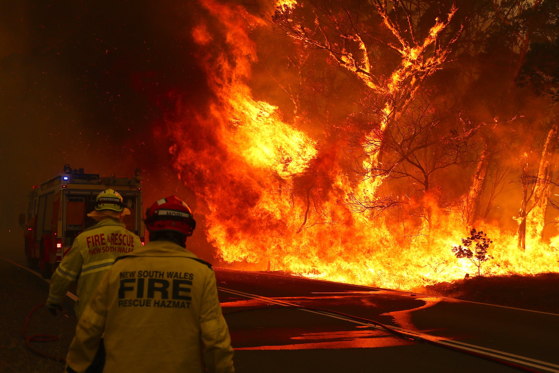 firefighters fighting australia bushfires 