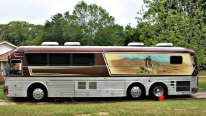 Willie Nelson's bus joined him on his way to work things out with the IRS, the better to sign autographs on the way