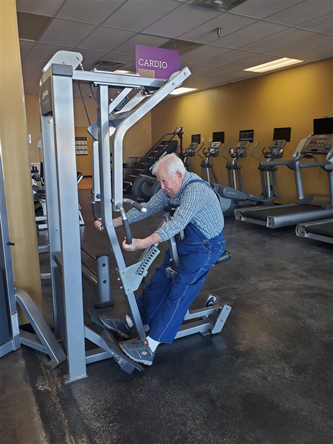 lloyd black works out at a gym in his overalls at 91 years old 