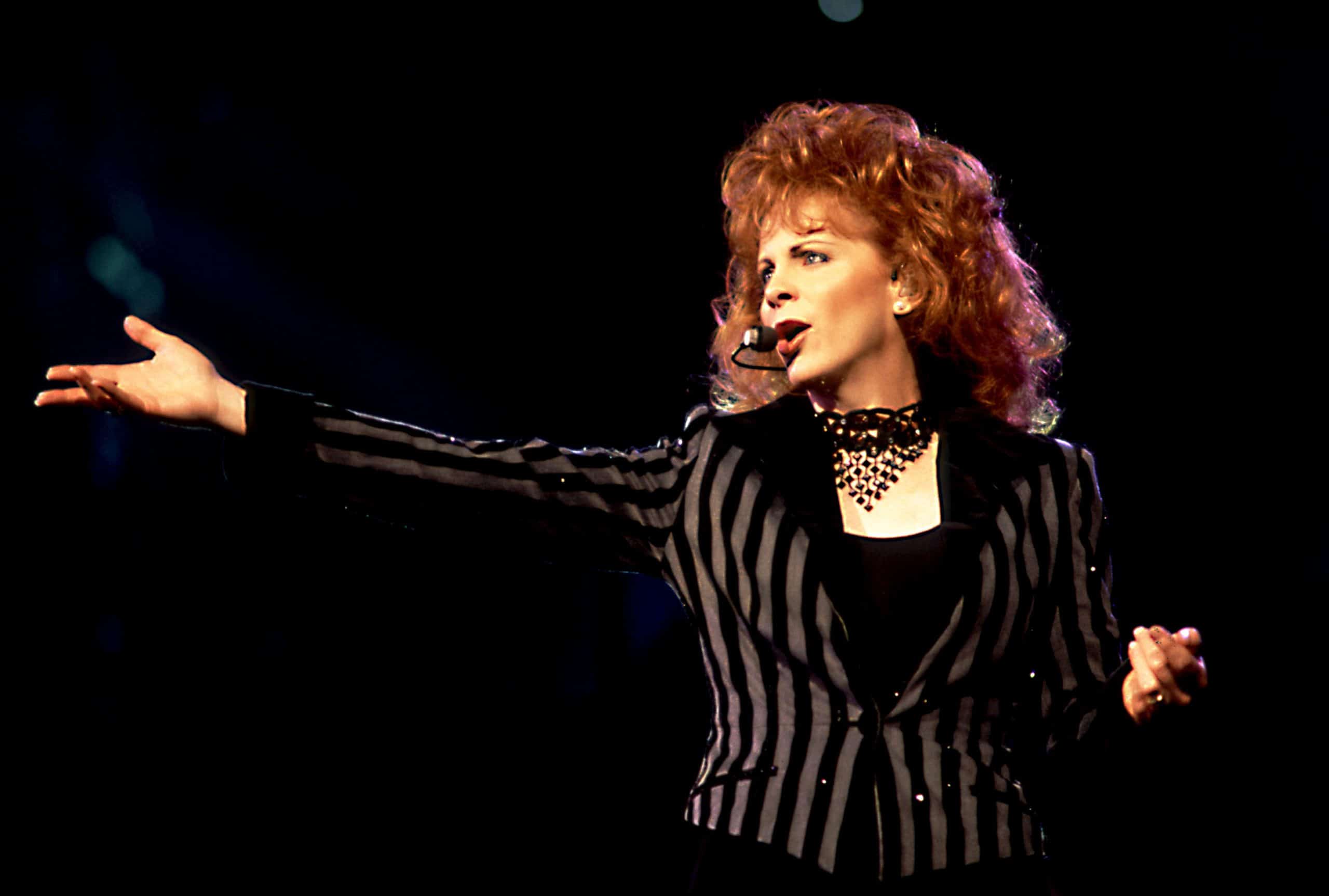 reba mcentire performing in 1990s