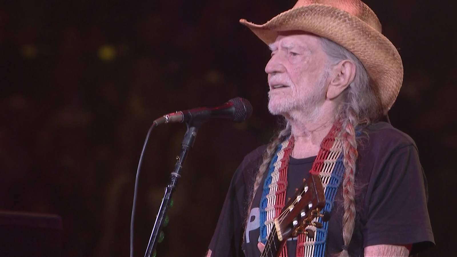 willie nelson cries during performance