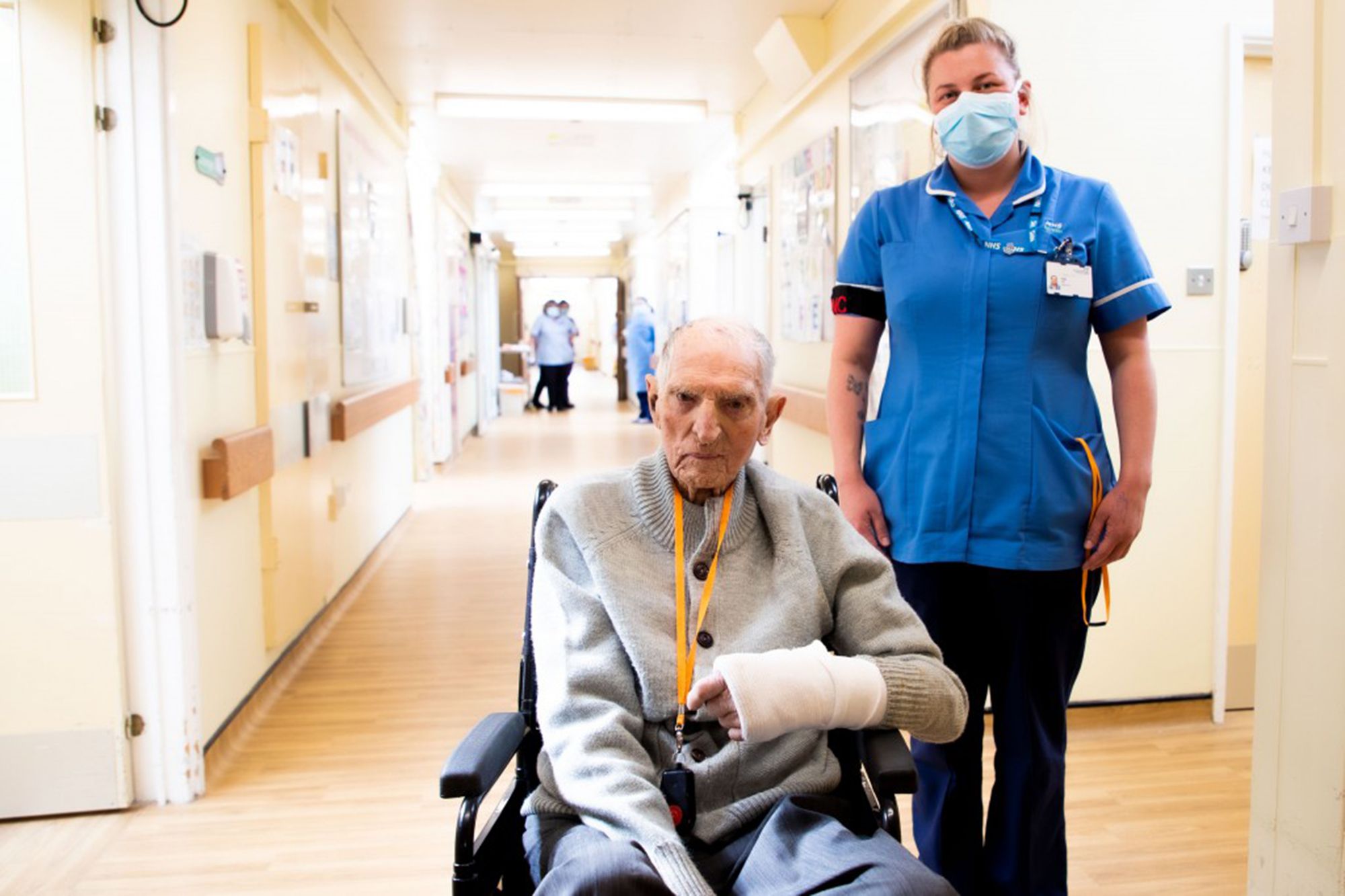 99-year-old WWII vet albert chambers applause after beating coronavirus