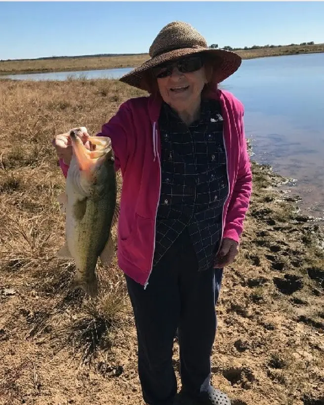 reba mcentire mom fishing 
