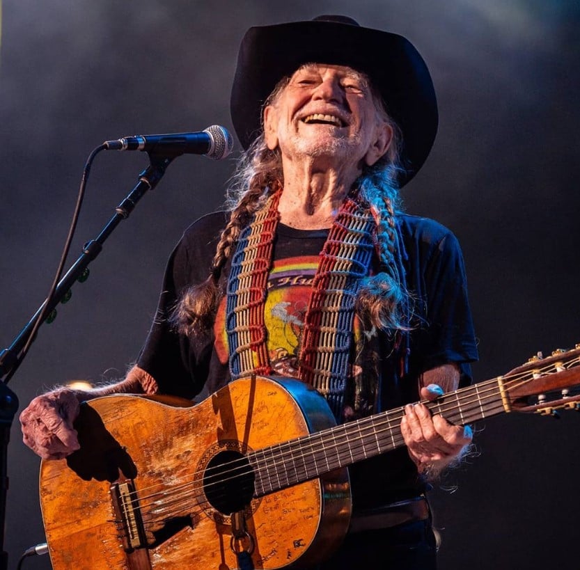 willie nelson performing 