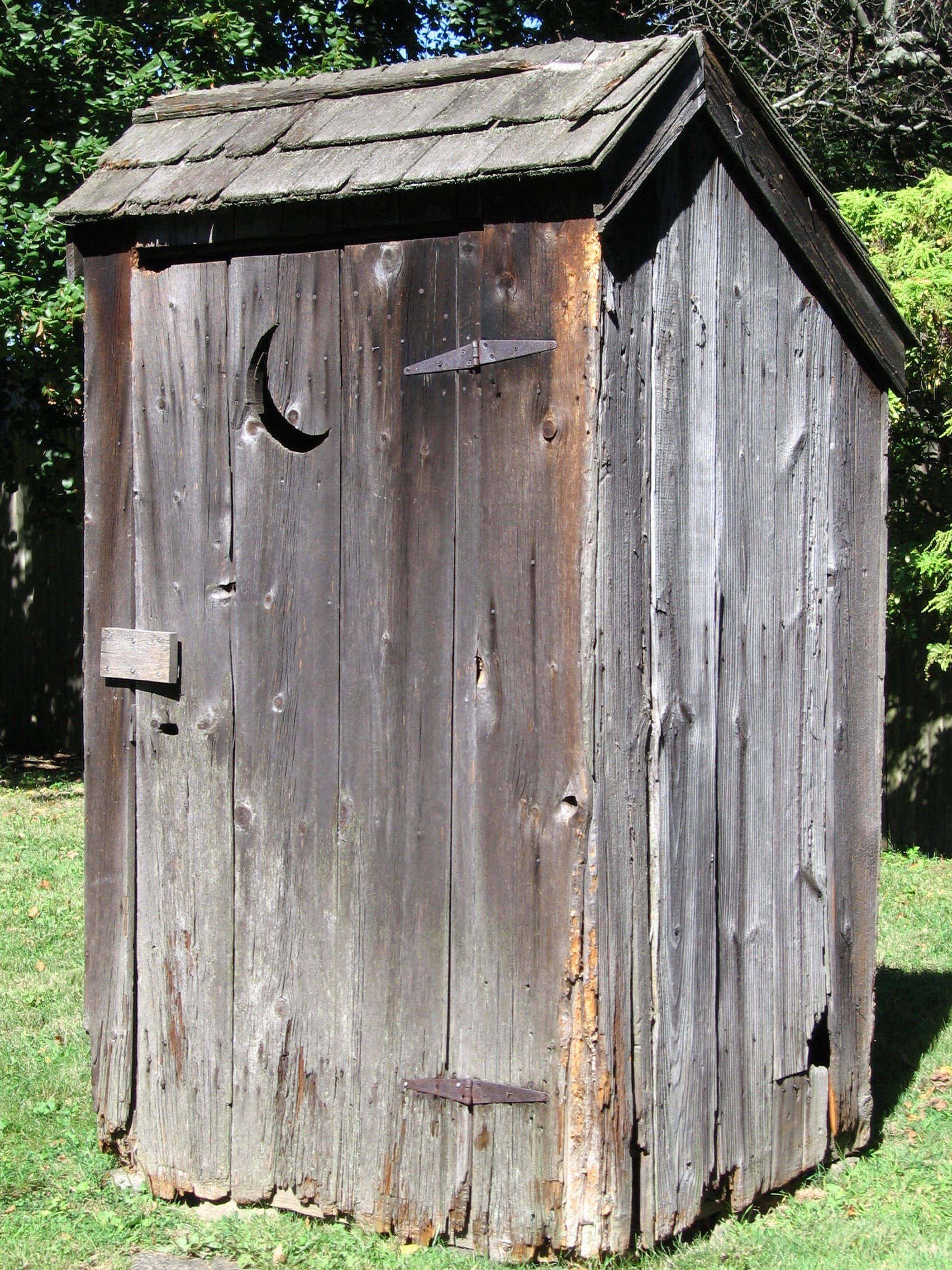 why outhouses have crescent moons on the front door