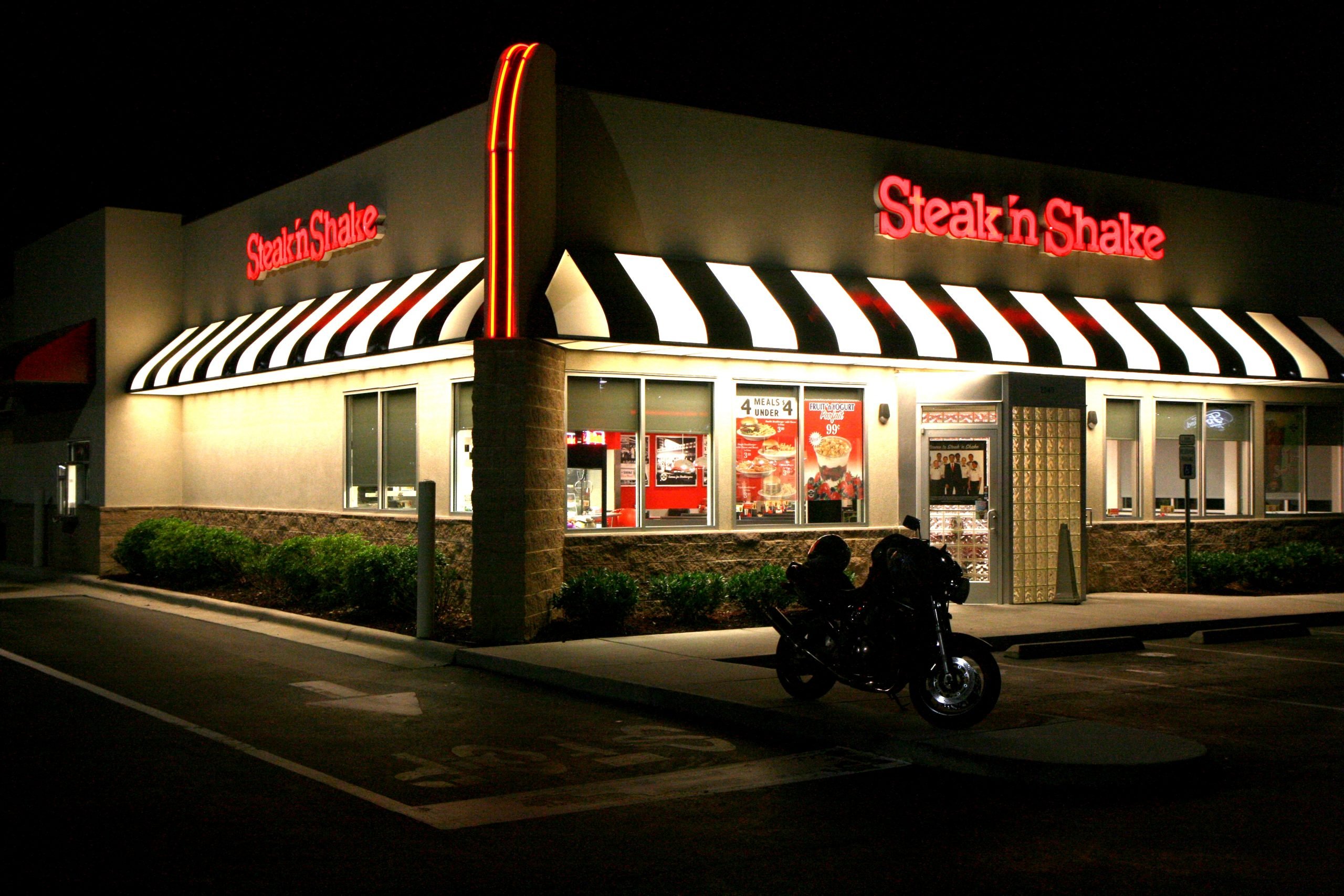 steak n shake restaurant at night 