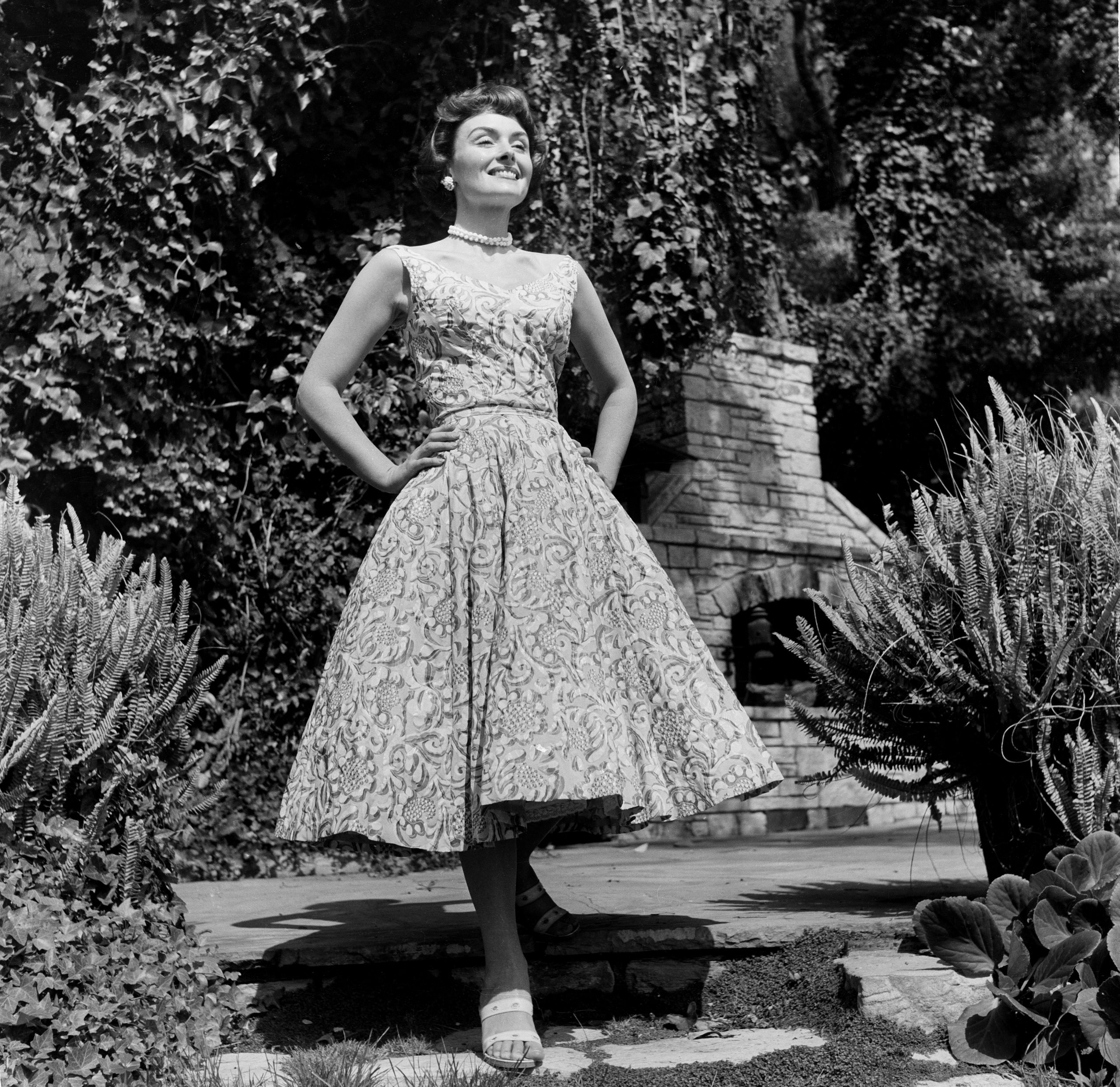 donna reed wearing a house dress
