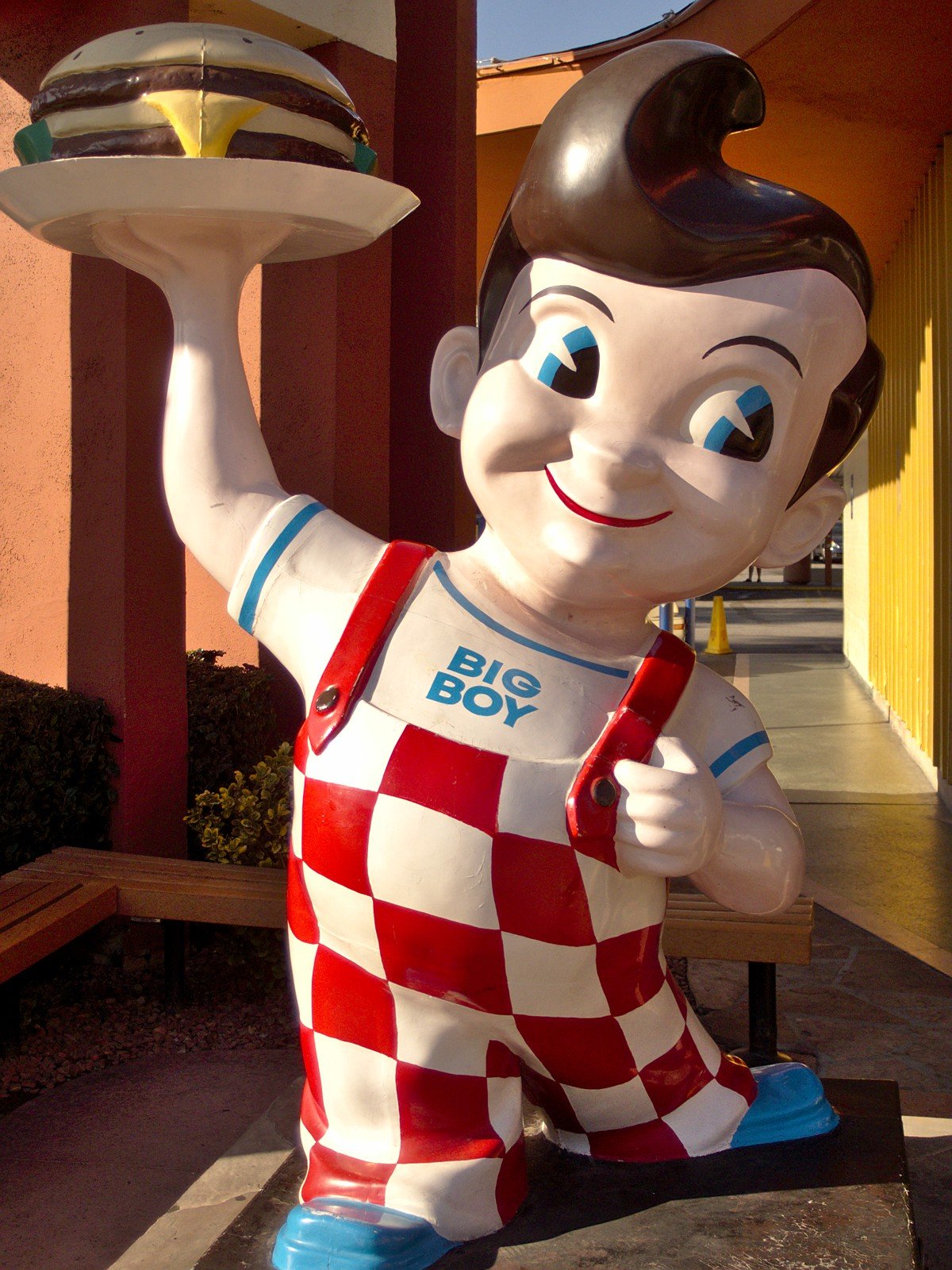 Big Boy Restaurants Replace Iconic Mascot With Old 1950s Character