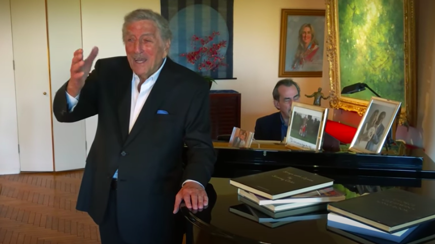 Tony Bennett sings "Fly Me to the Moon" at 93 years old