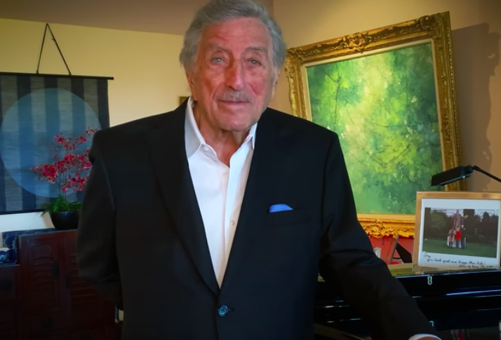 Tony Bennett sings "Fly Me to the Moon" at 93 years old