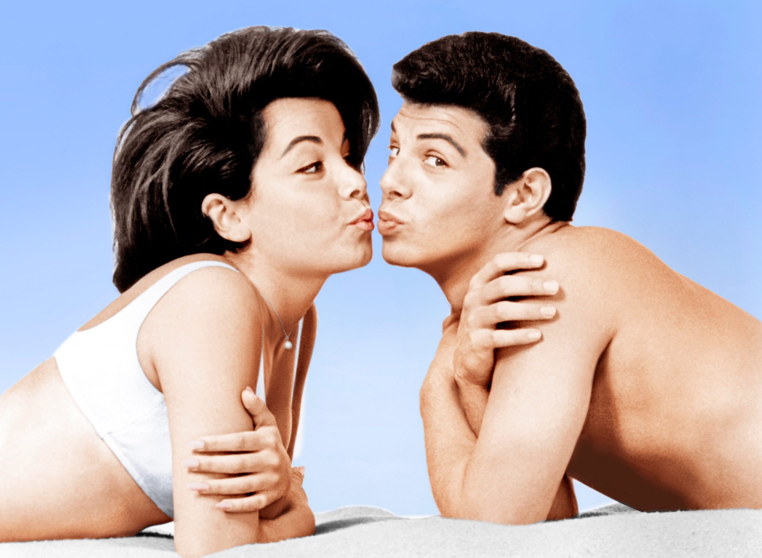 annette-funicello-frankie-avalon-beach-party