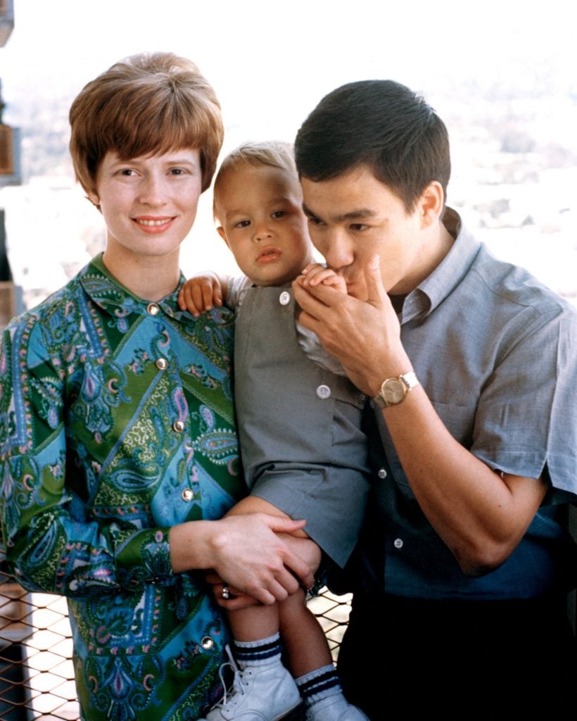bruce-lee-his-widow-linda-and-their-late-son-brandon