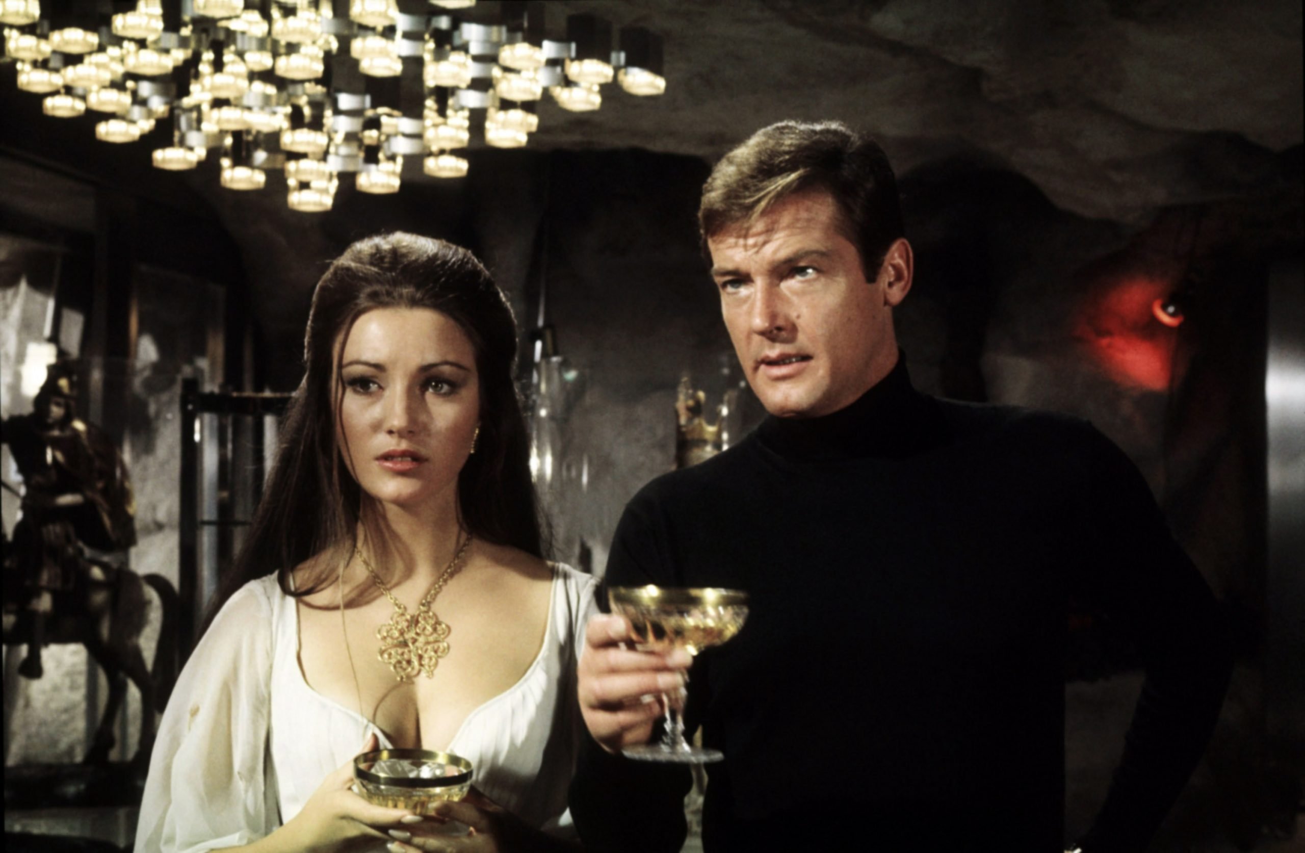 jane-seymour-roger-moore-live-and-let-die