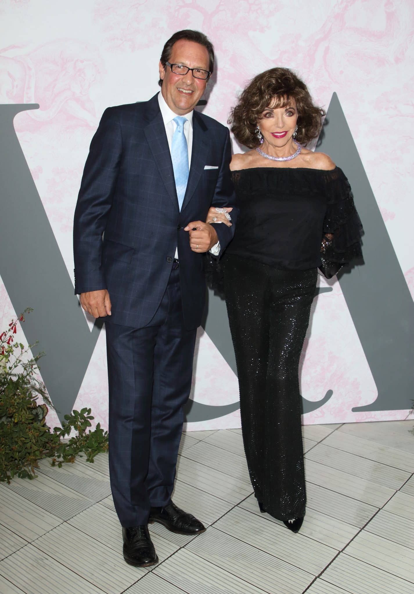 89 Year Old Joan Collins Stuns In Sizzling Christmas Swimsuit Photo