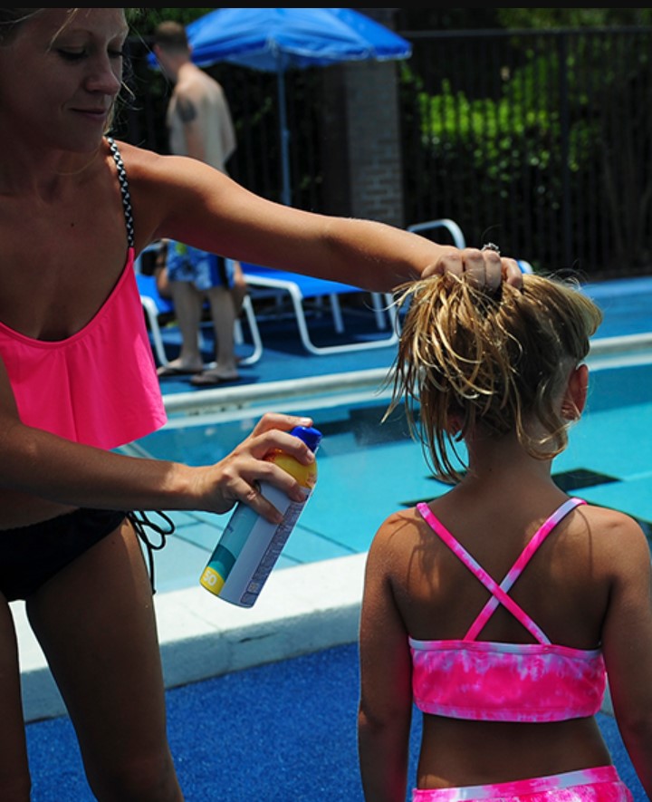 mom applying sunscreen