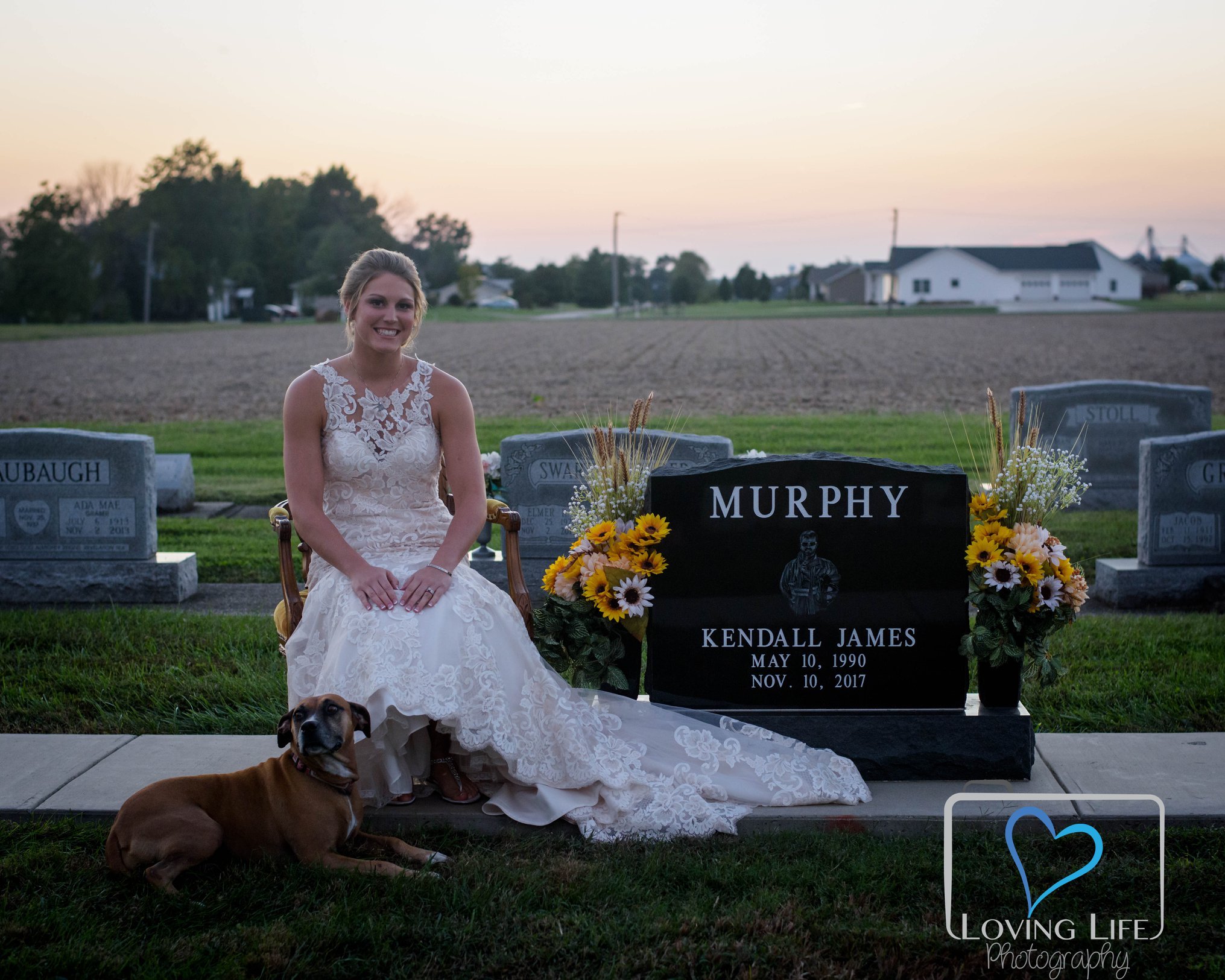 И пришла невеста и пришел жених. Свадебная фотосессия на кладбище. Могилы жених и невеста.