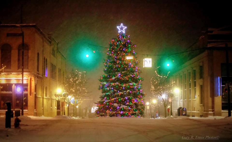 traverse small town christmas lights