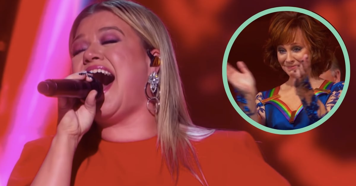 Kelly Clarkson Chokes Up Honoring Reba McEntire With Rendition Of "Fancy"