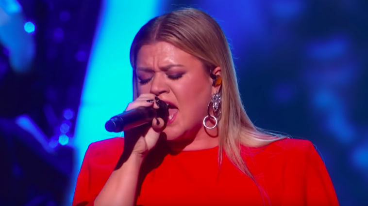 Kelly Clarkson Chokes Up Honoring Reba McEntire With Rendition Of "Fancy"