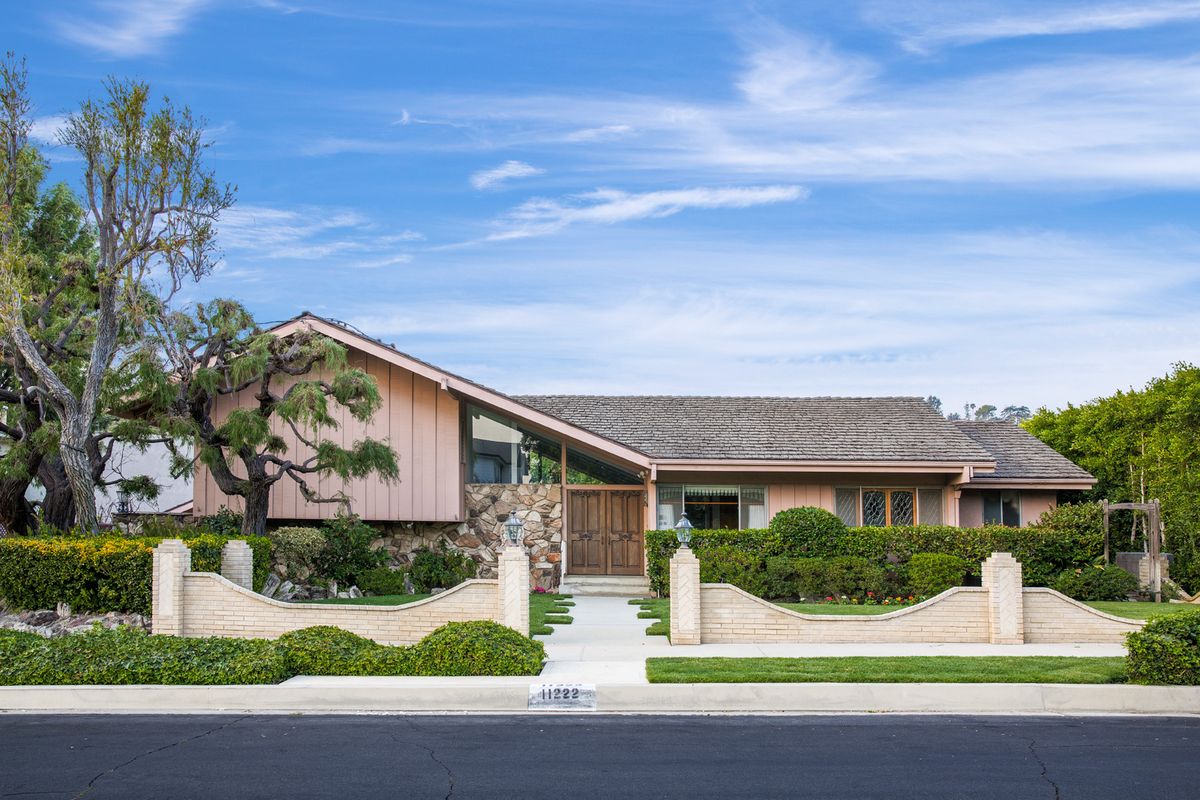 Brady Bunch House Open For A Private Tour Before It Goes On HGTV   Brady House 