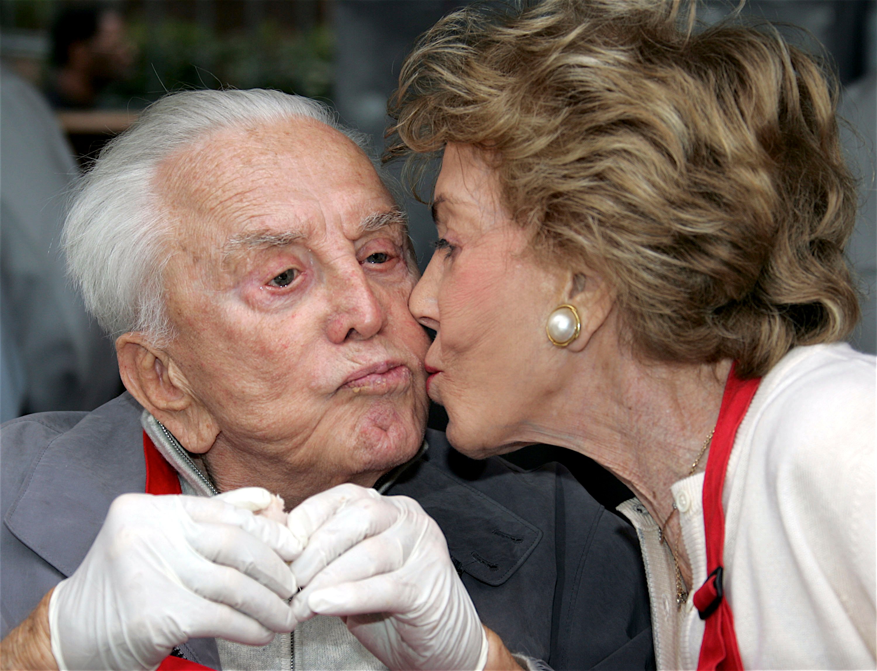 anny buydens kirk douglas kiss