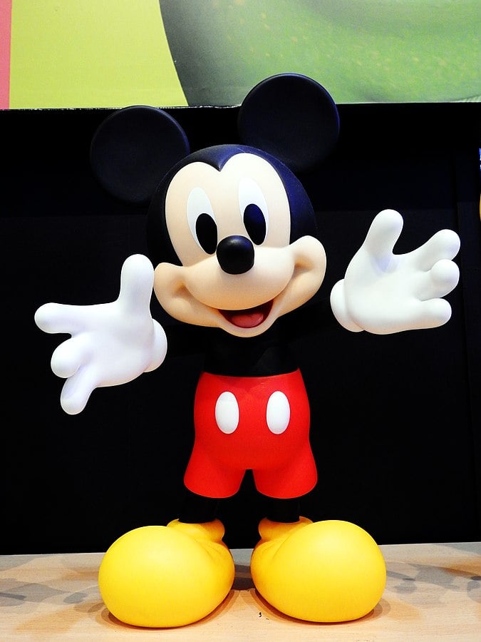 why does mickey mouse wear white gloves
